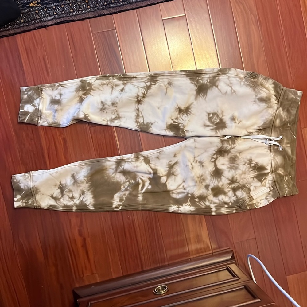 Tie dye lululemon joggers size 6